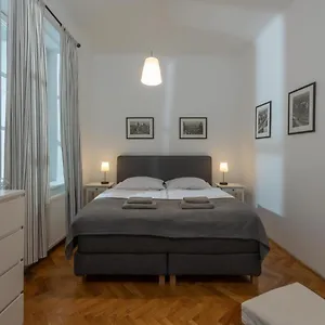 https://apartman-carolinum.praguehotelsweb.com